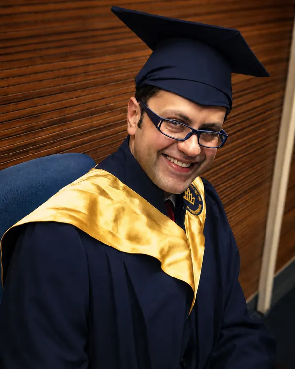 Александр Успешный в мантии выпускника MBA