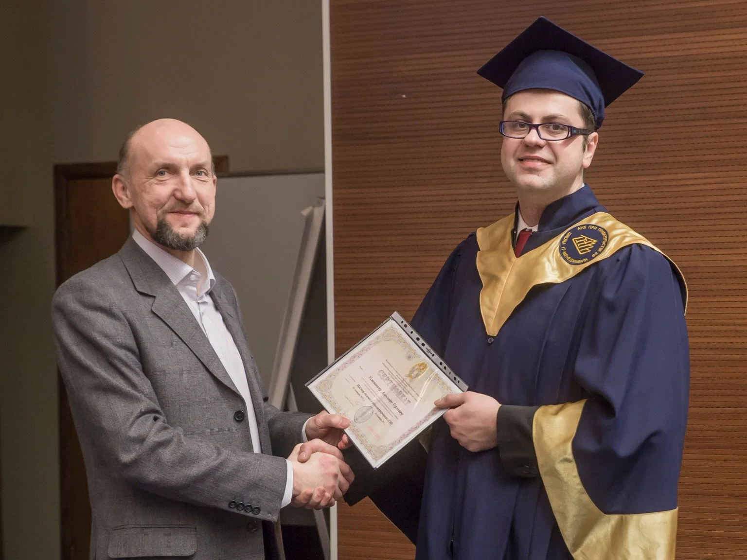Вручение диплома MBA CIO: научный руководитель Владислав Сирота и Александр Успешный